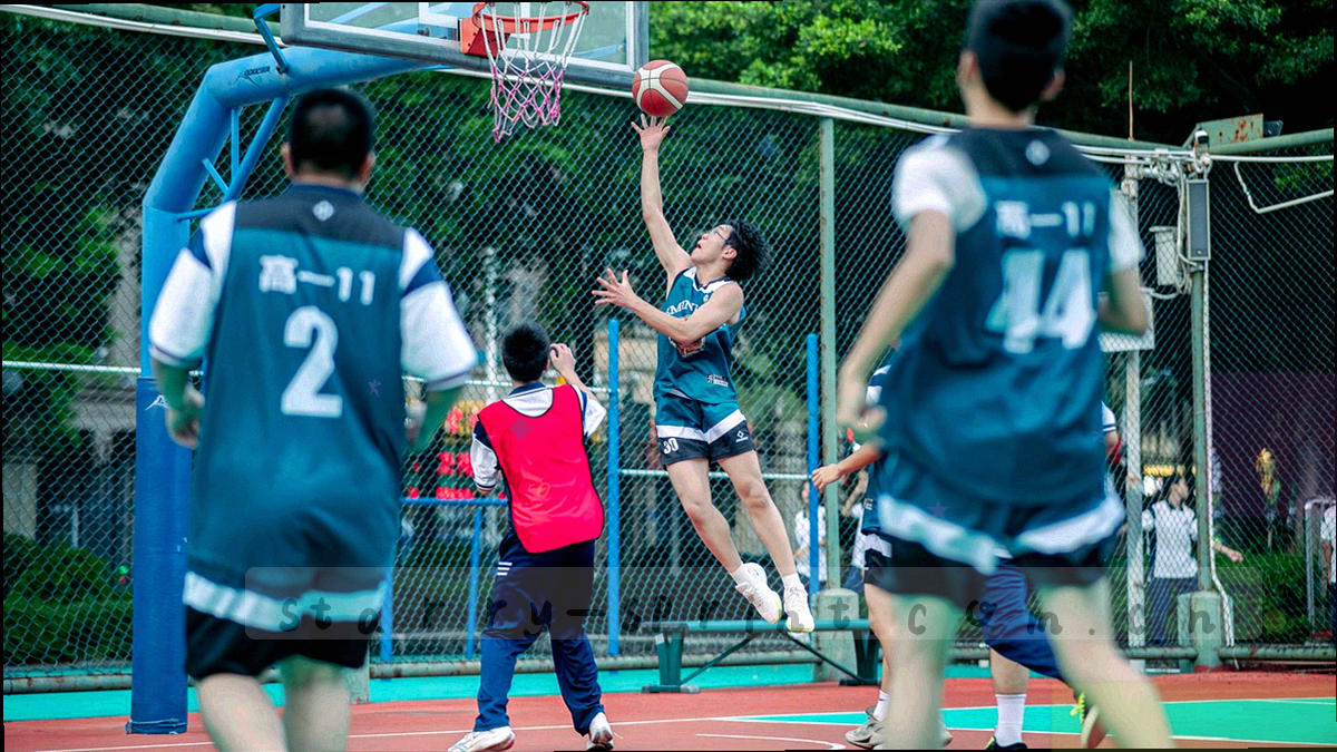 训练场上按位置标记线与时间刻度铺开的空场画面，阵容月报专题封面